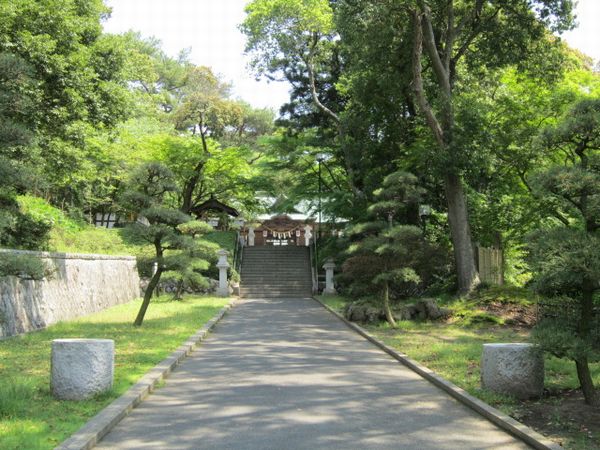 村松大神宮の拝殿へと続く緑の参道