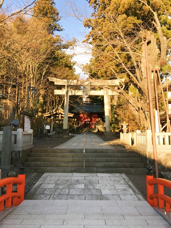 早朝の東口本宮冨士浅間神社の入り口付近