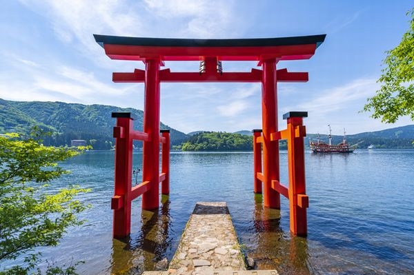 芦ノ湖の湖畔に立つ箱根神社の平和の鳥居と湖面