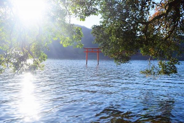 芦ノ湖に浮かぶ九頭龍神社の湖上の鳥居と背後に広がる山並み