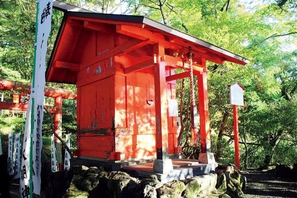 九頭龍神社本宮の境内に祀られている弁財天の社殿