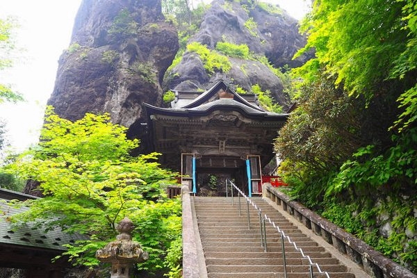 榛名神社の国指定重要文化財 双龍門の遠景