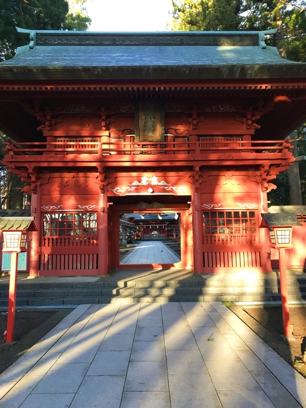 東口本宮冨士浅間神社の楼門とその先に見える社殿