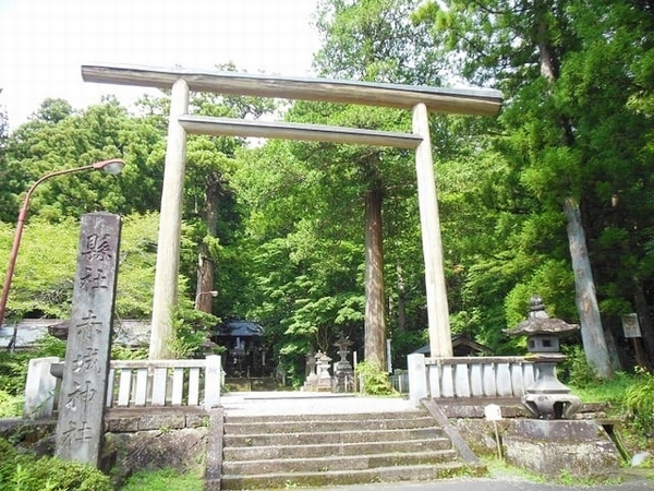 本殿へと続く霊威溢れる三夜沢赤城神社の静かな参道