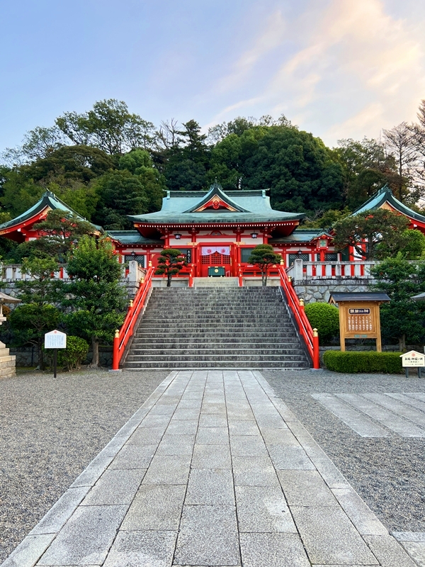 縁結びのご利益で知られる足利織姫神社の鮮やかな朱塗りの社殿