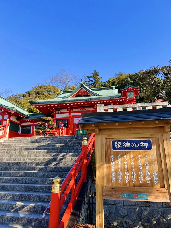 足利市の高台に建つ、美しい朱色が印象的な足利織姫神社の社殿外観