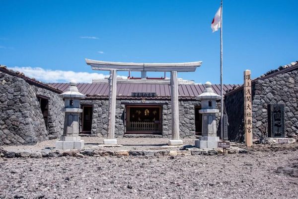 富士山頂に鎮座する富士山本宮浅間大社 奥宮の社殿