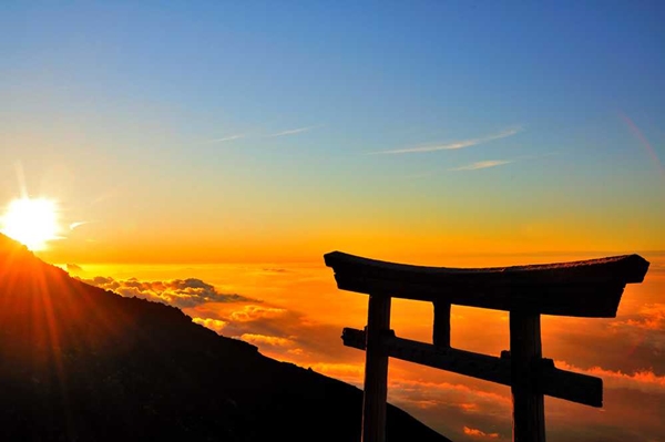 富士山頂から望む幻想的なご来光と雲海の風景