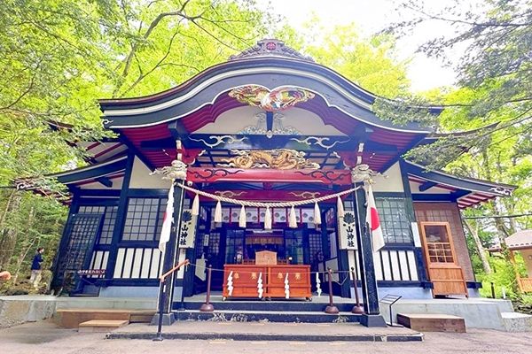 日本三大金運神社の一つとされる新屋山神社の本殿外観
