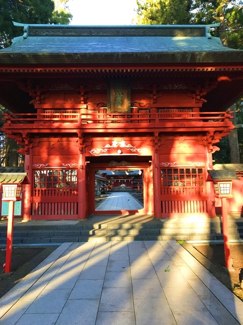 レイラインの終着地として本物の縁結び効果を高める東口本宮冨士浅間神社の重厚な神門