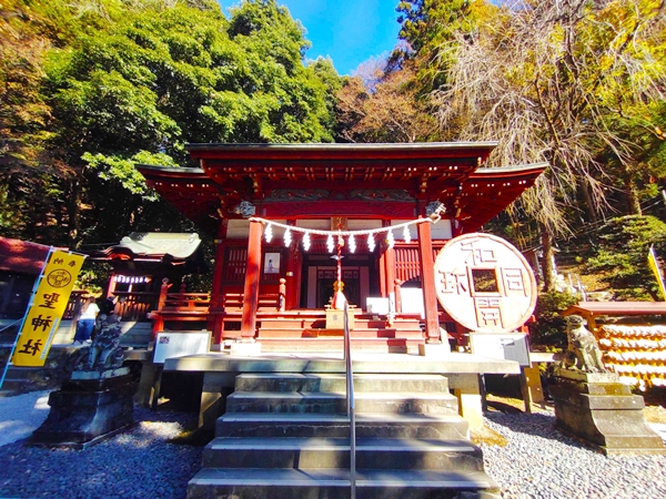 金運隆昌の祈願に多くの参拝者が訪れる聖神社の社殿外観
