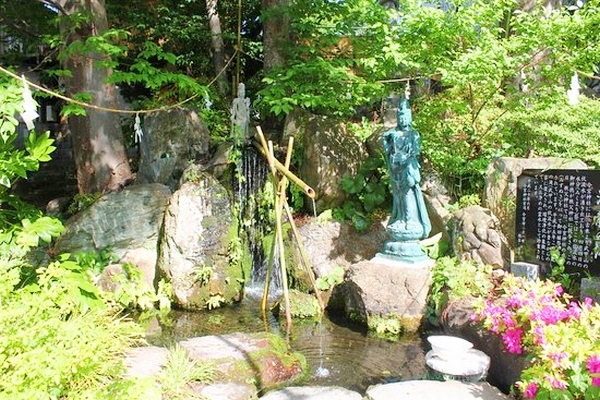 清らかな水が流れ恋愛運向上を助ける秩父今宮神社の清龍の滝