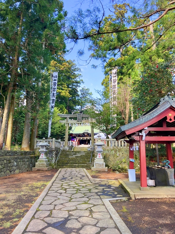 木花開耶姫命を祀り縁結びや開運の祈祷が行われる一幣司浅間神社の神聖な社殿