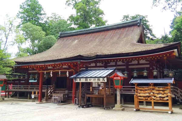歴史ある風格を漂わせる石上神宮の拝殿（社殿）外観