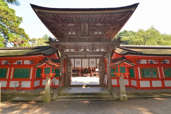 石上神宮の象徴的な建造物である重要文化財の楼門