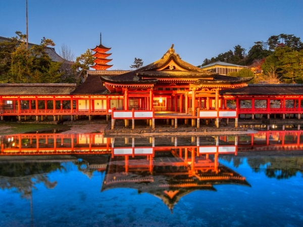 国宝に指定されている厳島神社の荘厳な本殿と社殿の全景