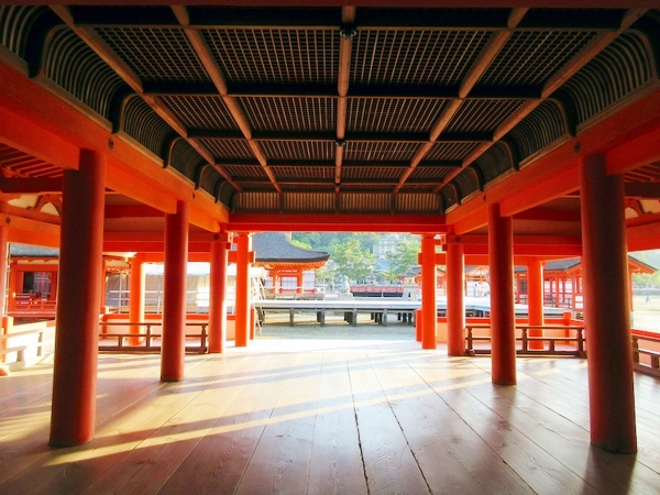 縁結びや金運のご利益を授ける厳島神社の歴史ある摂末社と回廊