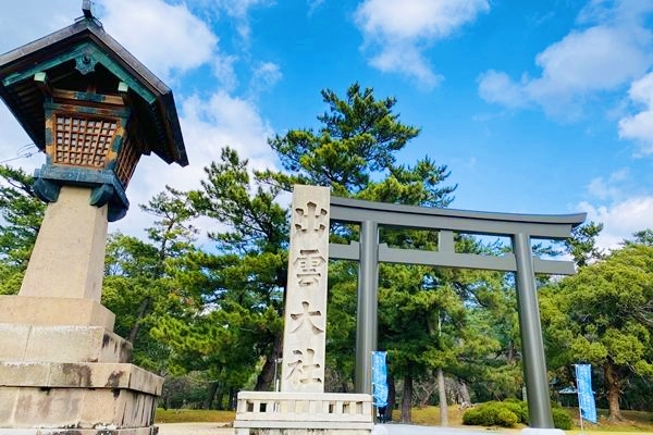 縁結びの聖地として知られる出雲大社の勢溜の鳥居と神秘的な境内の風景