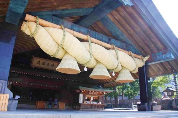 出雲大社の神楽殿に吊るされた日本最大級の巨大なしめ縄