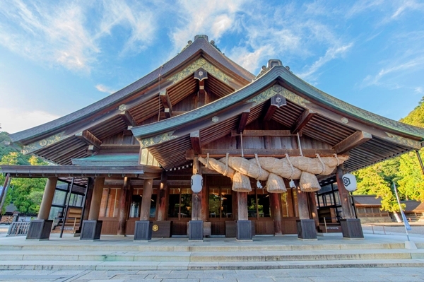 縁結び祈願の参拝者が訪れる出雲大社の拝殿外観