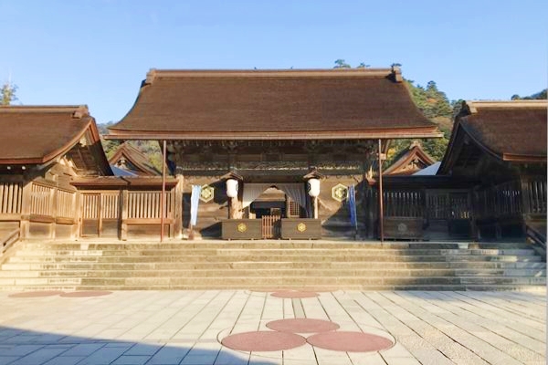 本殿の手前に位置し大国主大神への参拝場所となる出雲大社の八足門