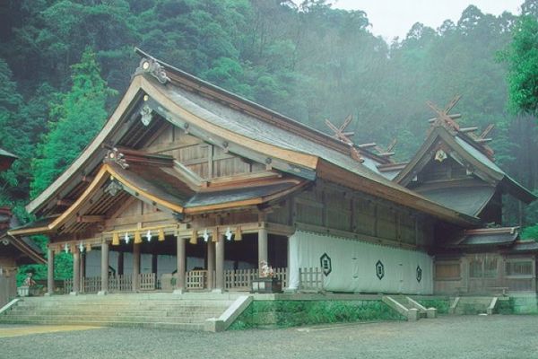 えびす様の総本宮であり金運や仕事運の信仰を集める美保神社の拝殿