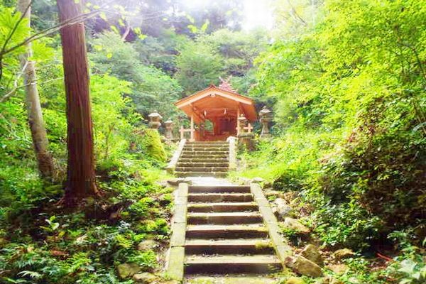 経済的なゆとりや金運を祈願する人々に尊ばれる美保神社の境内社