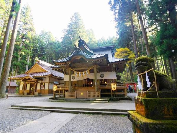 本物の縁結びを願う参拝者が訪れる御岩神社の社殿