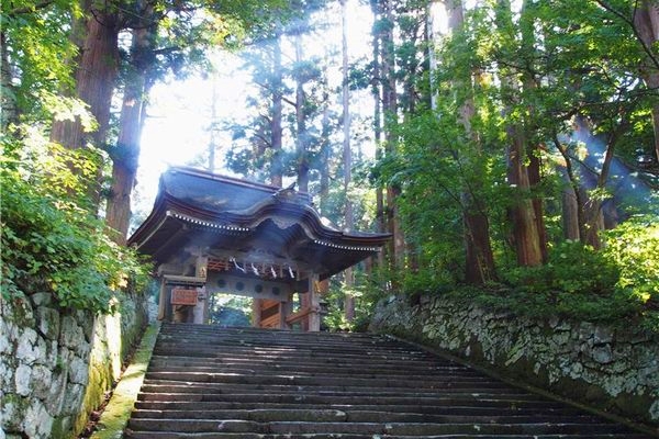 大山の山岳信仰に根ざし強力な霊威を持つ大神山神社奥宮の参道と社殿