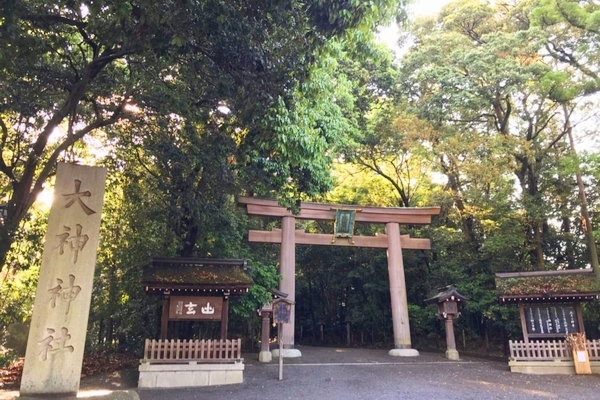 日本最古の神社とされる大神神社の重厚な鳥居