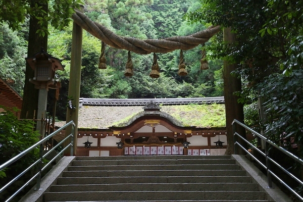 御神体である三輪山へ続く登拝口の入口風景