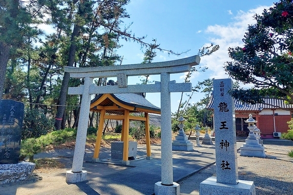 静岡県富士市に鎮座する歴史ある龍王神社の鳥居と社殿遠景