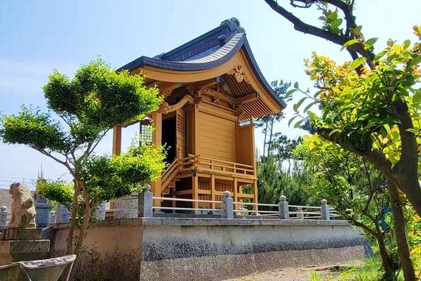八大龍王を祀り強力な縁結びや金運のご利益を宿す龍王神社の社殿