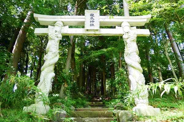 御殿場市神場に鎮座する龍爪神社の神秘的な鳥居と参道入口