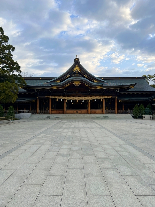 八方除けや縁結び祈祷が行われる寒川神社の風格漂う総檜造りの御社殿外観