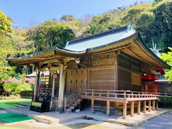 房総の海を見下ろす高台に建ち、縁結びや開運の霊力を宿す洲崎神社の社殿外観