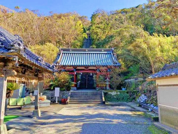 急な石段の先に御門が建ち、厳かな祈祷の雰囲気が漂う洲崎神社の参道風景