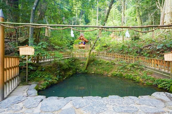 良縁を占う参拝客が訪れる八重垣神社の神秘的な鏡の池