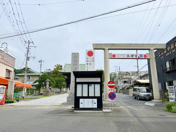 左側が寺院 右側が神社という村松大神宮の珍しい入り口
