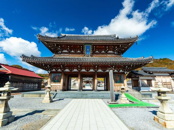 恐山での縁結び祈願実績として参拝した随身門の入り口