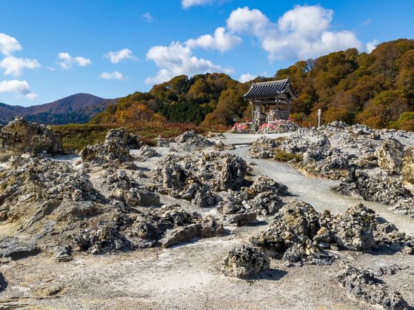 恐山での本物の縁結び祈願実績に関する堂内の様子