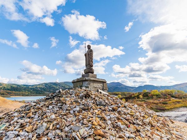 恐山での縁結び祈願実績として撮影した境内の仏像と賽銭箱