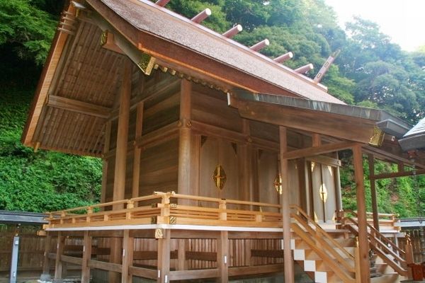 清らかな霊気が漂い、良縁成就や心願成就の祈祷が行われる安房神社の静謐な境内