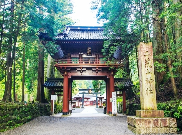 世界文化遺産に登録された日光二荒山神社の鳥居と本物の縁結びを願う参拝者へ続く参道