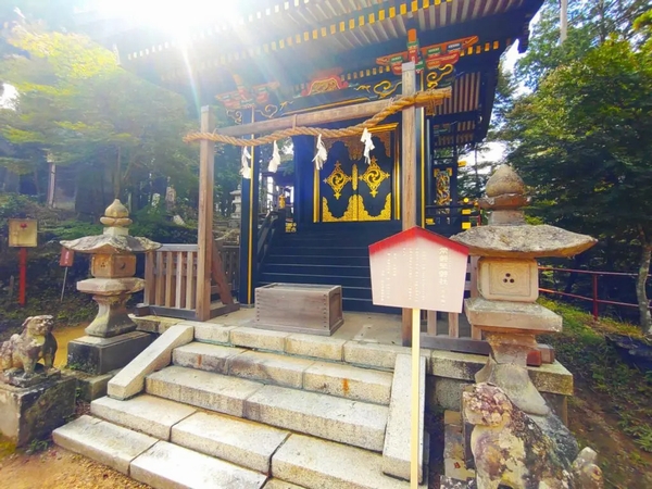 荘厳な社殿が建つ武蔵御嶽神社の神域