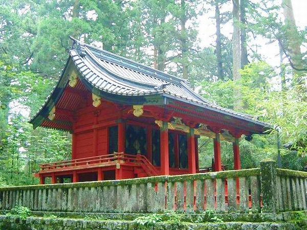 女神を祀り本物の縁結び効果を授ける瀧尾神社の歴史ある木造社殿