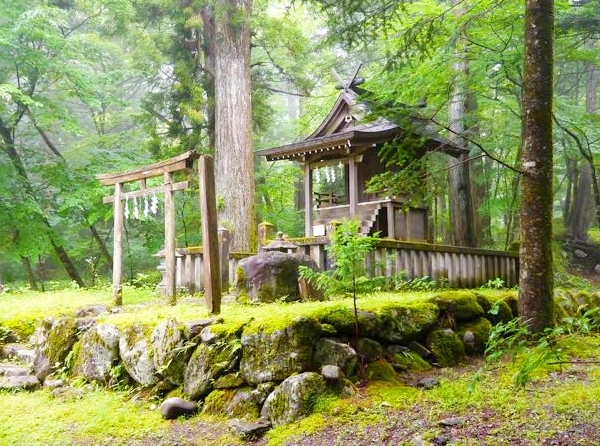 罔象女命を祀り水の浄化力と本物の縁結びの霊力を宿す瀧尾高徳水神社の清らかな社殿