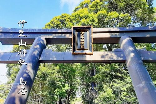 伊豆山神社の参道入口に立つ鳥居