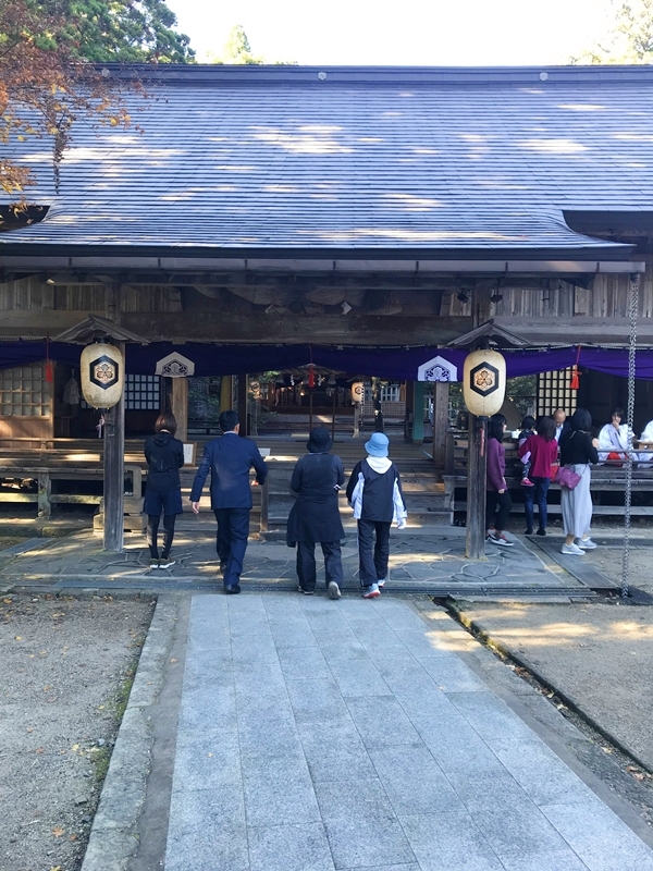 須佐神社の拝殿と祭祀の様子