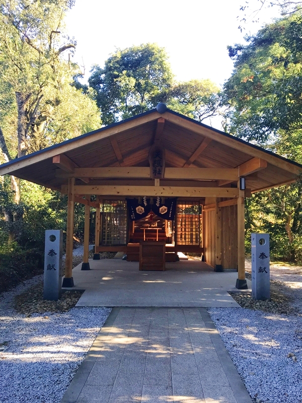 天照社の参道と神聖な空気